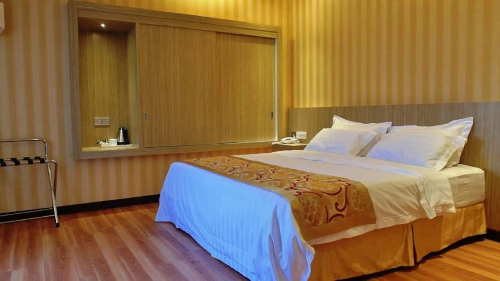Mandarin Hotel Kota Kinabalu 3*,